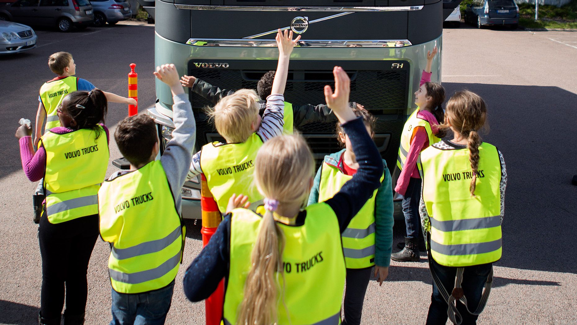 Omdat de scholen weer zijn begonnen, zijn er meer kwetsbare weggebruikers op de weg, zoals voetgangers en fietsers. Hoe kunnen we hen beschermen voor ongevallen in het verkeer?