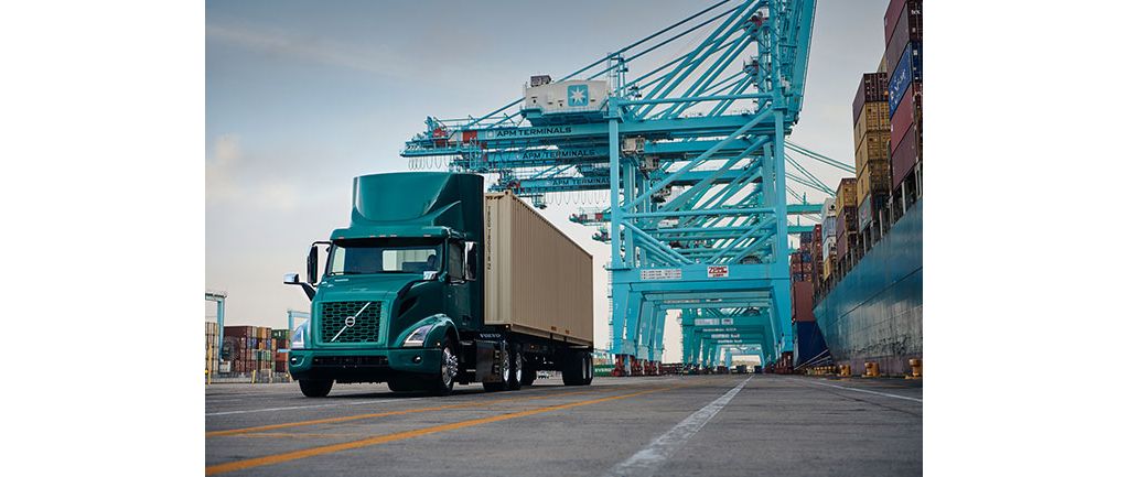 The Volvo VNR Electric provides excellent responsiveness, torque and performance, especially in the stop-and-go operations of urban goods movement and port drayage.
