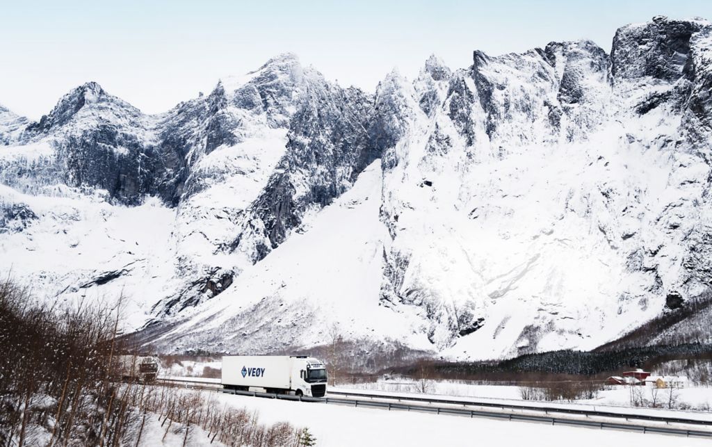 Veøys Volvo FH kjører i vakre naturomgivelser.