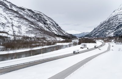 To-av-Veøys-Volvoer-fotografert-langs-veien-i-vakre-omgivelser. 
