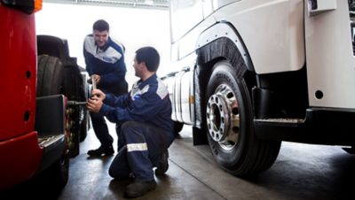 Volvo mekanikere gjør service på lastebil. Foto.