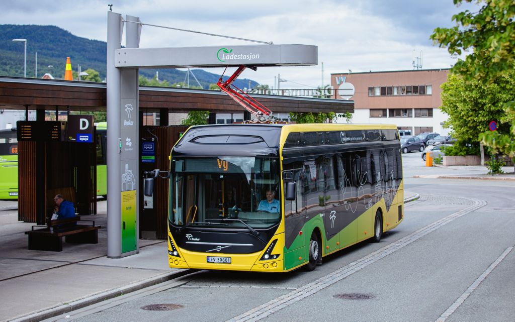 Elektrisk buss på ladestasjon