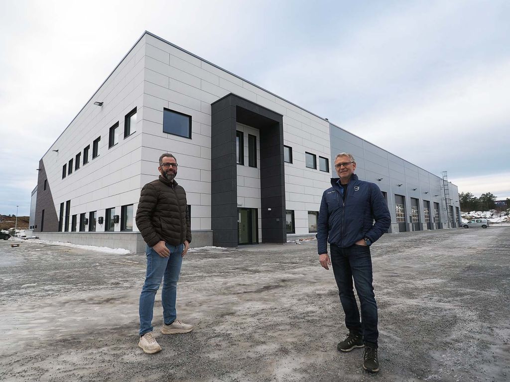 Volmax Kongsberg nytt service og verkstedbygg med Harald Østhagen og Øyvind Mørk stående foran.