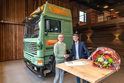 Sibbele Oegema, algemeen directeur Oegema Transport en Huub Janse, verkoper Volvo Trucks