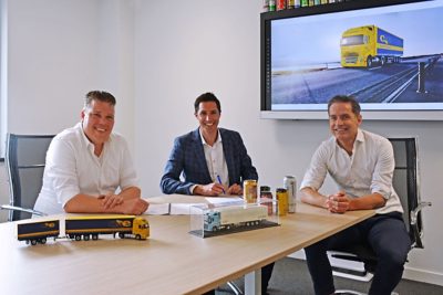 Van links naar rechts: Martijn Vos (Directeur Cargo Service Europe - CSE), Roeland Ruygt (Verkoopdirecteur Volvo Trucks Nederland) en Bas van Heertum (Commercieel Directeur Bas Truck Center). 