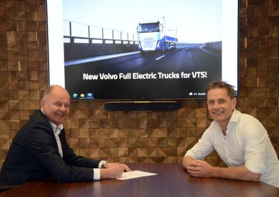 Joost Hafmans, directeur VTS Transport & Logistics (links) en Bas van Heertum,  directeur BAS Truck Center (rechts) ondertekenen de overeenkomst voor twee Volvo's FH Electric. 