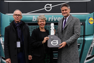 Per Forsberg (Managing Director Volvo Romania), Therese Hydén (ambasadorul Suediei la București), Alexandru Păun (Director General Bleu River)