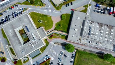 Plenitude (Eni) e Volvo Trucks Italia hanno firmato un accordo per l’installazione di cinque nuovi impianti fotovoltaici che contribuiranno ad alimentare con energia rinnovabile.