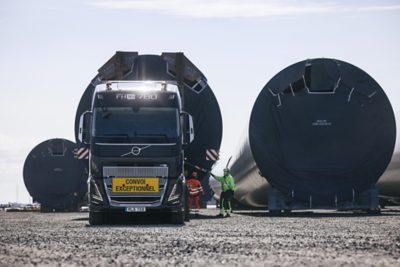 Un Volvo FH en train de rouler sur la route