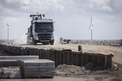 Chauffeur loopt naast truck met klembord