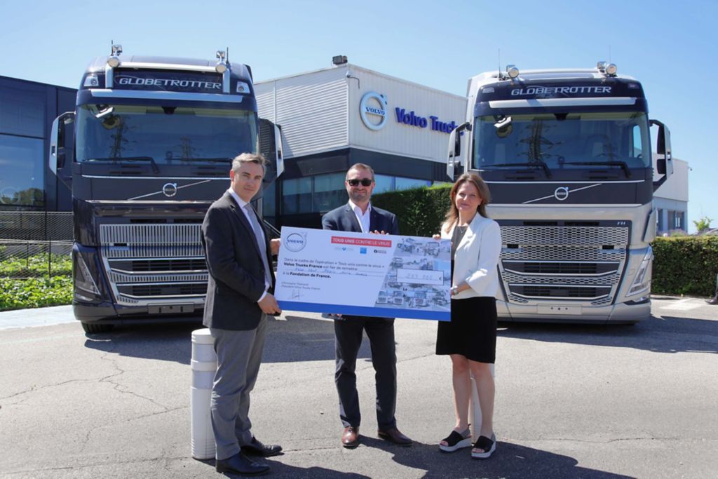 Volvo Trucks France remet un chèque de 203 000 € à l’alliance « Tous unis contre le virus »