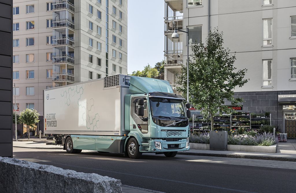 Volvo Trucks France participera pour la première fois au salon EVER Monaco, du 27 au 29 avril 2022, en tant que partenaire principal dans la catégorie « Véhicules industriels ». En lien avec la thématique de l’événement « mobilité durable et énergies renouvelables », Volvo Trucks exposera et fera essayer des véhicules électriques.