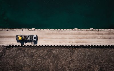 Volvo FMX en un camino de grava visto desde arriba