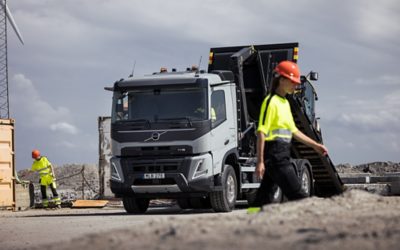 Volvo FMX bezig met lossen van bouwmachines