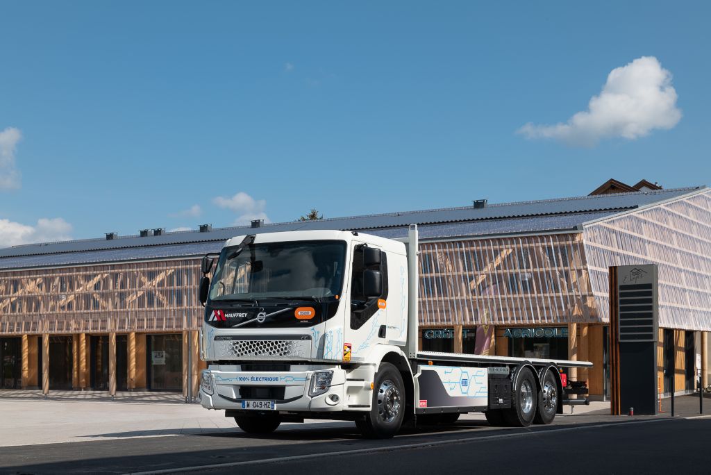 Volvo Trucks France livre un Volvo FE électrique au Groupe Mauffrey.