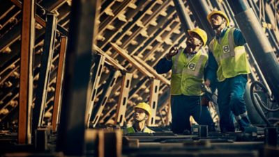 Funcionários com equipamentos de proteção trabalhando em uma construção | Grupo Volvo