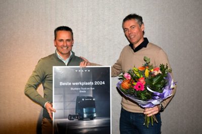 Jaco Overbeeke (l), Algemeen Directeur van Bluekens Truck en Bus, is trots dat vestiging Breda volgens het onderzoek de beste werkplaats is.
