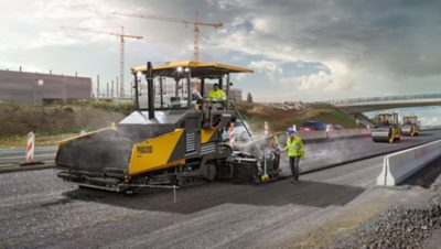 Ein Fahrer, der einen Lkw der Volvo Group auf einer Baustelle fährt