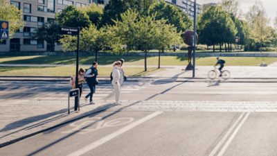 Veok sõidab vihmas läbi kurvi