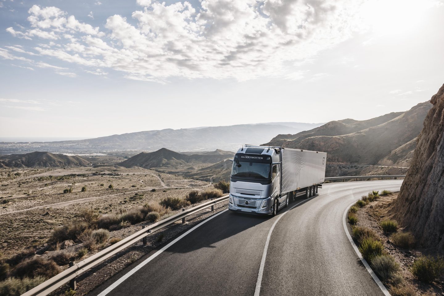 Volvo FH na putu sa grafikom preko