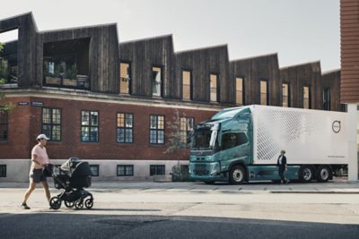 Volvo FM Electric kjører i bytrafikk