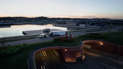 Volvo Action Service-mekaniker ved siden af ​​servicevogn