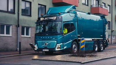 Volvo FH Aero Electric едет по улице