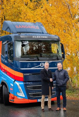 Mikael Ingesson, vd på Sandahls Logistik, och Ulf Rudolfsson, försäljningschef på Finnvedens Lastvagnar. 
