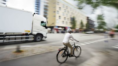 Ciclista en el tránsito
