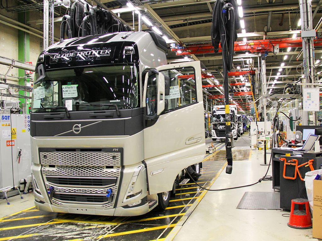 Noua generație de camioane grele produse de Volvo Trucks intră în producția de serie la fabrica Tuve din Goteborg, Suedia, neutră din punct de vedere al emisiilor de CO2 