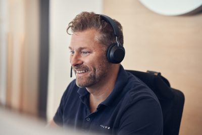 Person som holder en telefon