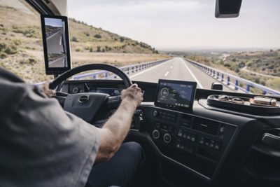 Lkw-Fahrer in einem Volvo FMX in einem Steinbruch