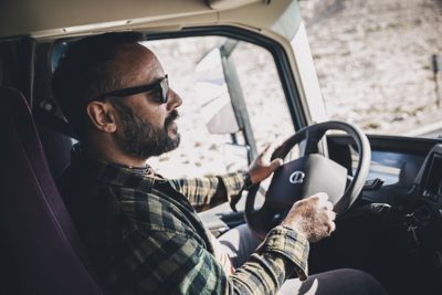 Șofer conducând un autocamion Volvo FMX într-o carieră de piatră