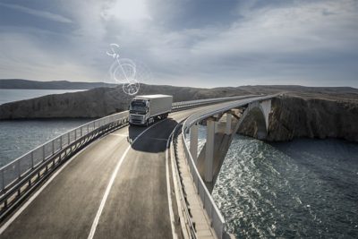 Un véhicule roulant sur un pont