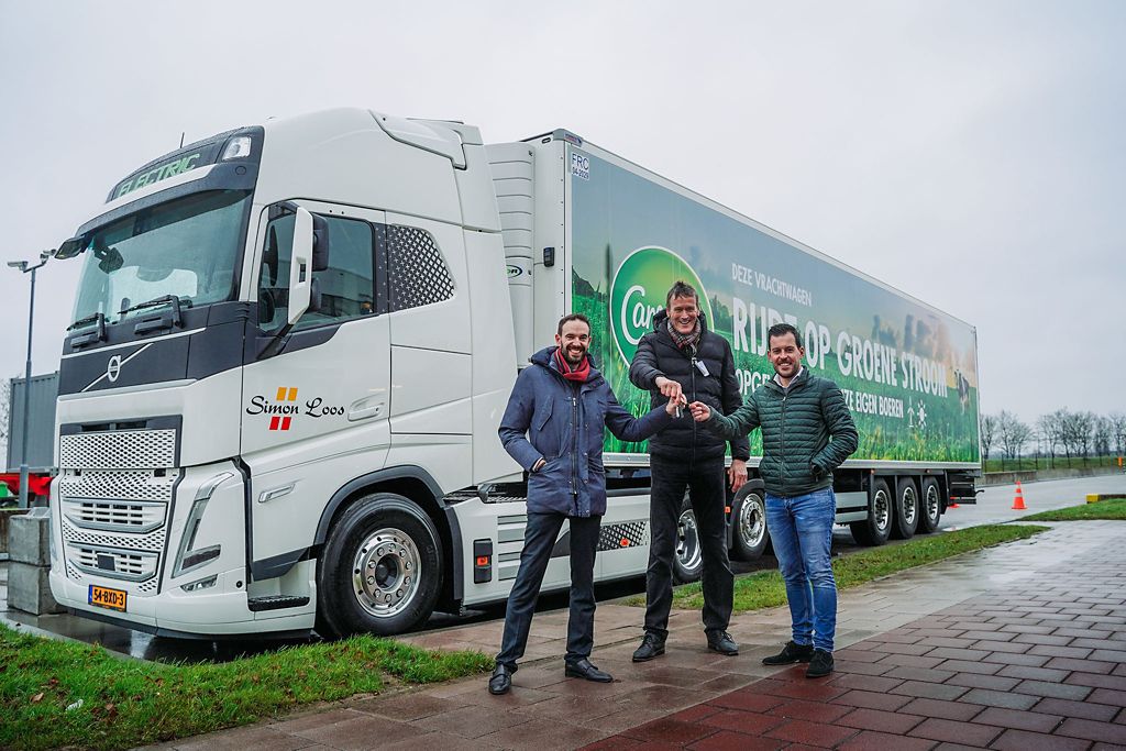 De nieuwe 6x2 Volvo FH Electric-trekker wordt door Simon Loos ingezet in opdracht van Royal Friesland Campina