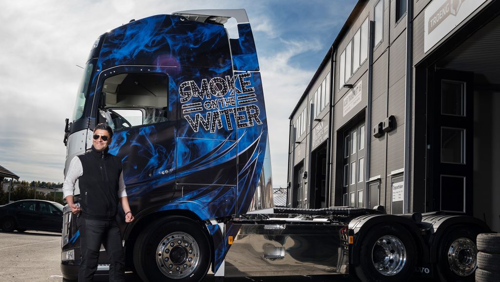 John Troéng framför lastbilen som han strajpat med det vinnande bidraget i Volvo Lastvagnars desingtävling Metal On Metal. 