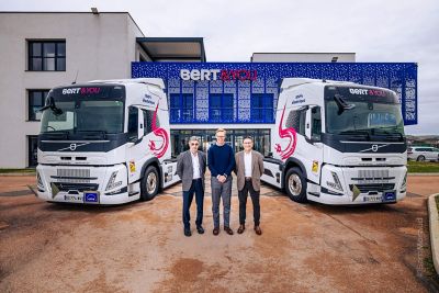 Marcus Hörberg, Président de Volvo Trucks France, entouré de deux des dirigeants de Bert & You : Patrice Pericard et Gilles Senecloze