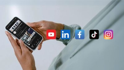 Jemand hält ein Handy mit Social-Media-Inhalten von Volvo Trucks