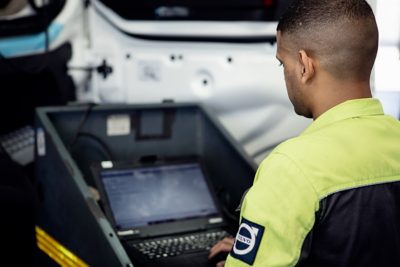 Service „Kraftstoff und Umwelt“, im Freien auf einem Smartphone genutzt