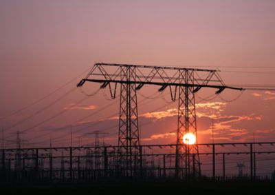 Stromleitungen im Sonnenuntergang