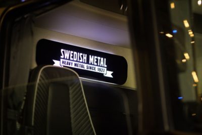 En upplyst Swedish Metal-logga på väggen i hytten. Den vita LED-belysningen styrs med fjärrkontroll och ger rätt känsla – dag som natt.