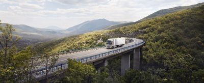 Volvo FH εν κινήσει επάνω σε γέφυρα