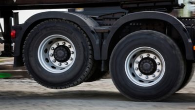 Volvo FH tandem axle lift wheel sideview