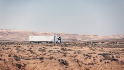 Un Volvo FH Aero in marcia in aperta campagna