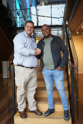 Chrisjan Els handing over the Technician of the year award to Teboho Mofokeng
