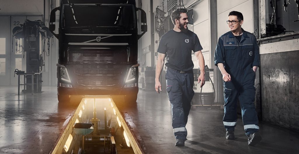 Механик грузовики. Volvo Truck service. Роба Volvo Trucks. Volvo механик. Механик сервис трак.