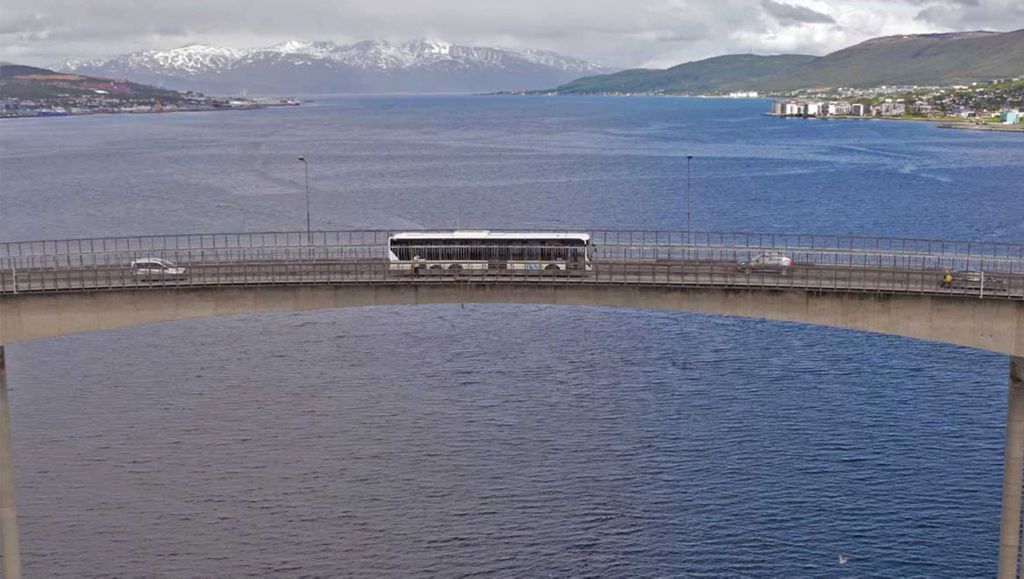 Vita Volvobussar på Tide Buss depå i Tromsö, Norge