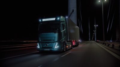 Nahaufnahme des Volvo-Lkw-Kühlergrills