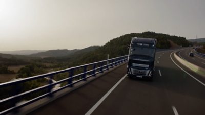 Volvo FH16 Aero poros úton halad