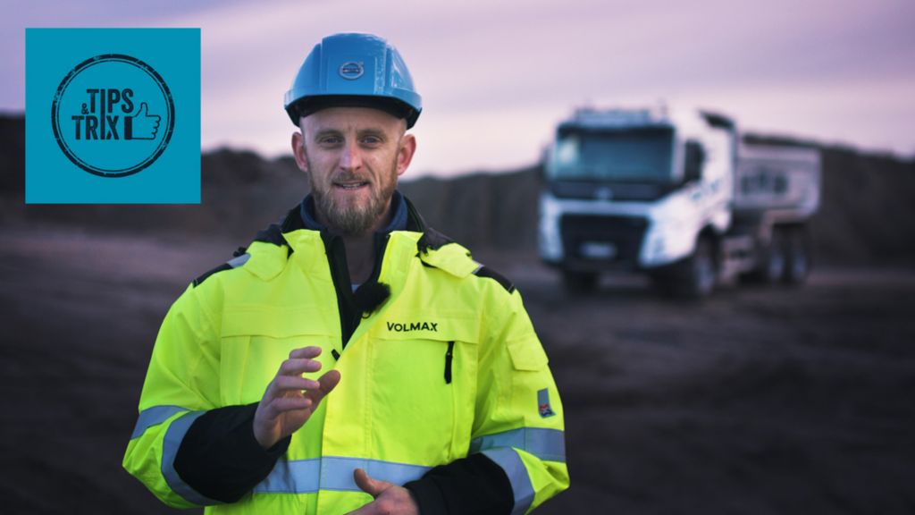 Volmax tips og trix. Erling Huus-Hansen, instruktør hos Volmax, foran en Volvo lastebil i grustak. 